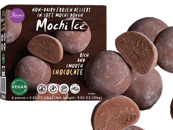 дети едят ягоды